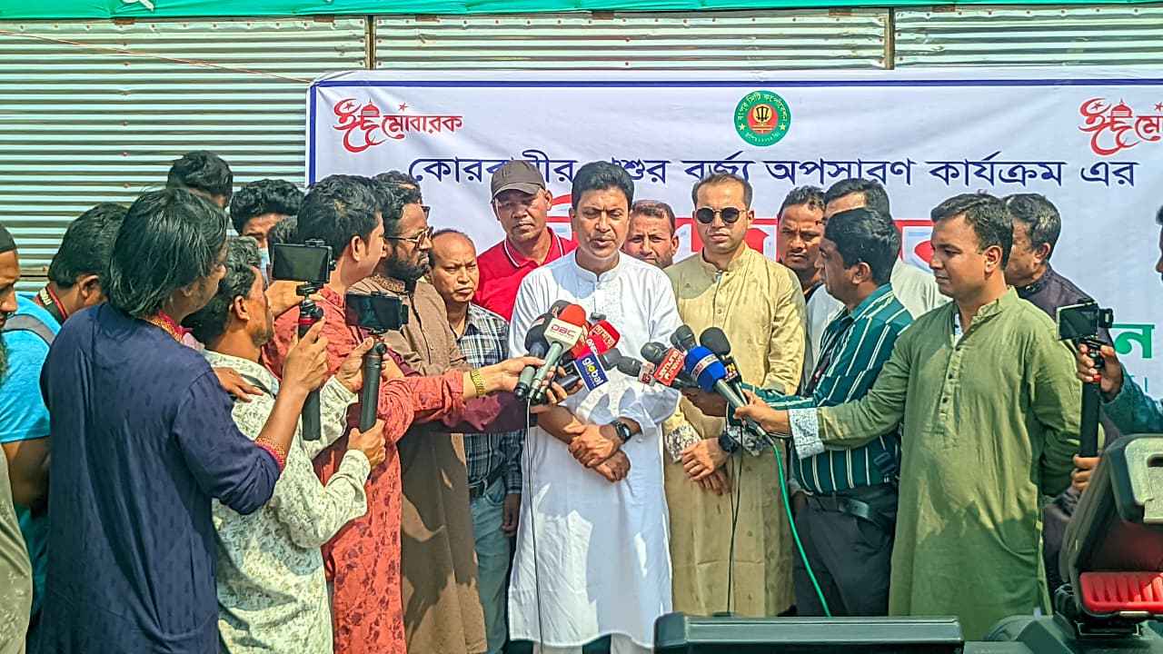৮ ঘণ্টার মধ্যে বর্জ্য অপসারণের ঘোষণা রসিক প্রশাসকের