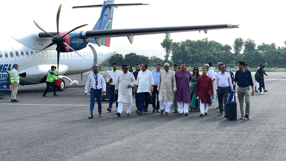 রাষ্ট্রীয় সফরে রাজশাহীতে দুই মন্ত্রী, বিমানবন্দরে উষ্ণ অভ্যর্থনা