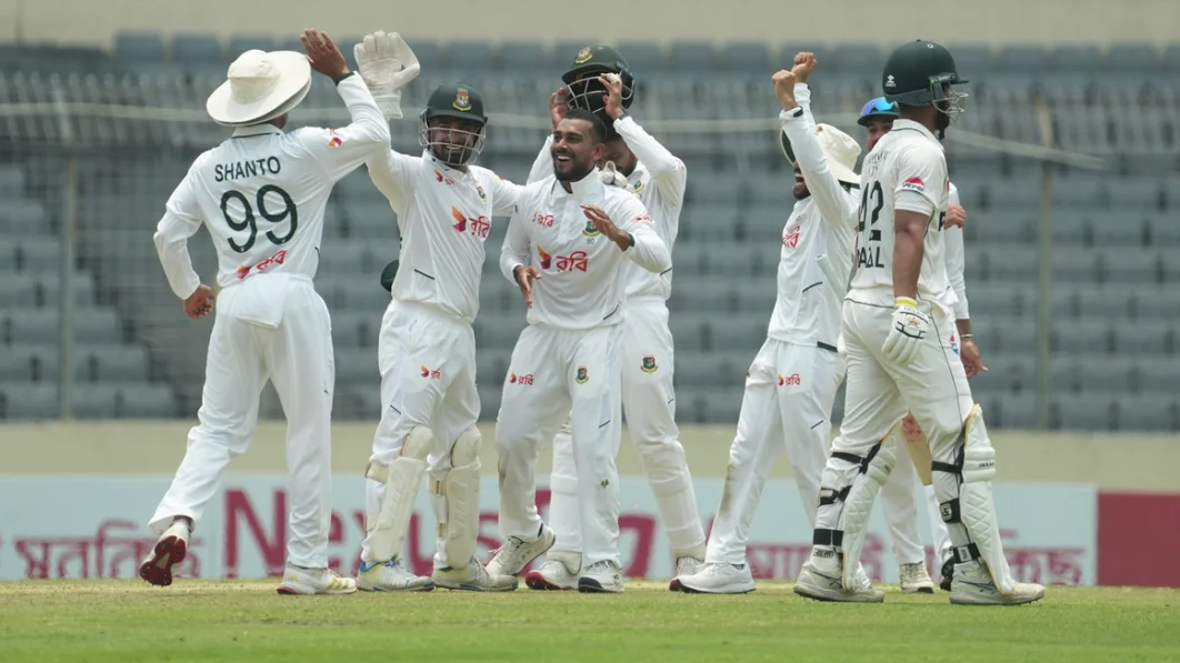 মিরাজের ফাইফারে অলআউট পাকিস্তান, বাংলাদেশের লিড