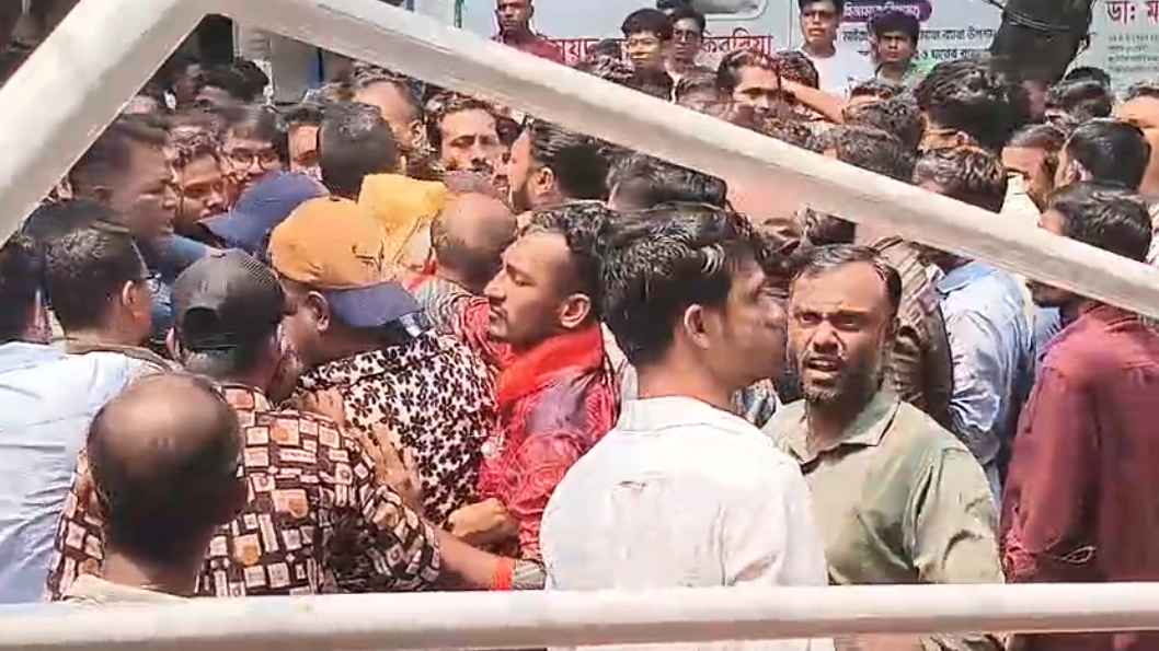 মোহাম্মদপুরে হাট বসানো নিয়ে বিএনপি-স্বেচ্ছাসেবকদলের সংঘর্ষ