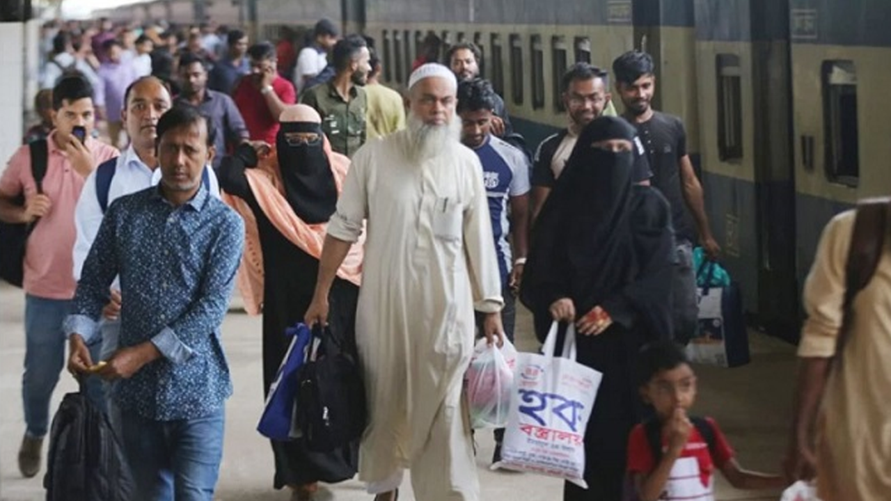 স্বজনদের মায়া ছেড়ে ব্যস্ত নগরীতে ফিরছেন কর্মজীবীরা