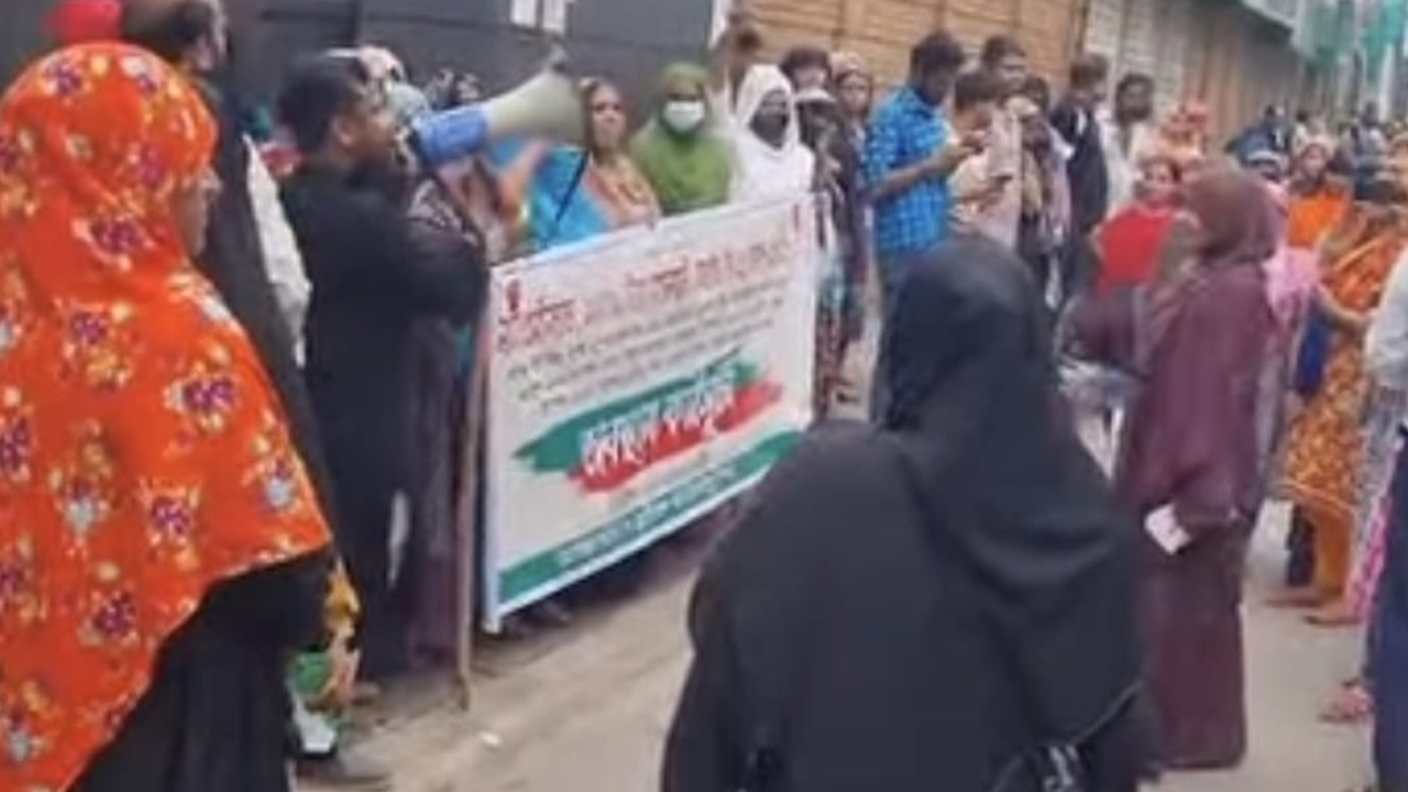 বেতন-বোনাসের দাবিতে তেজগাঁওয়ে পোশাক শ্রমিকদের সড়ক অবরোধ
