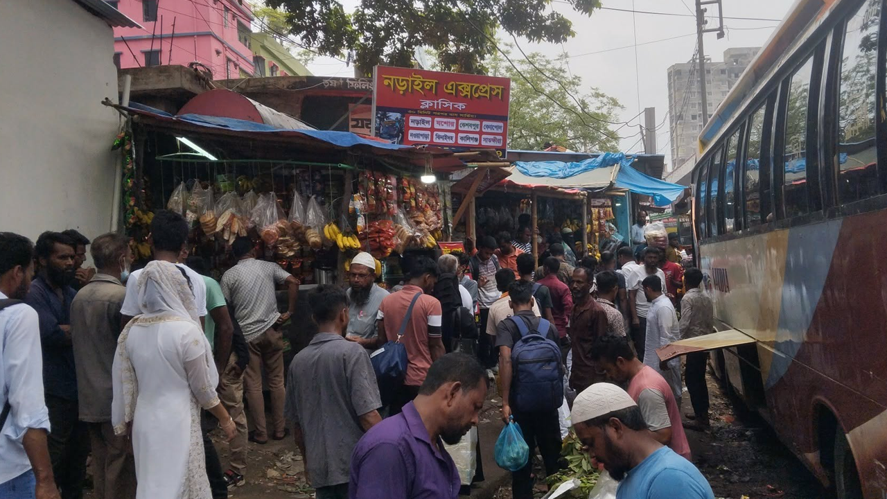 ঈদের টানে সায়েদাবাদে জনস্রোত, ‘স্ট্যান্ডিং টিকিটেও’ বাড়তি ভাড়ার চাপ