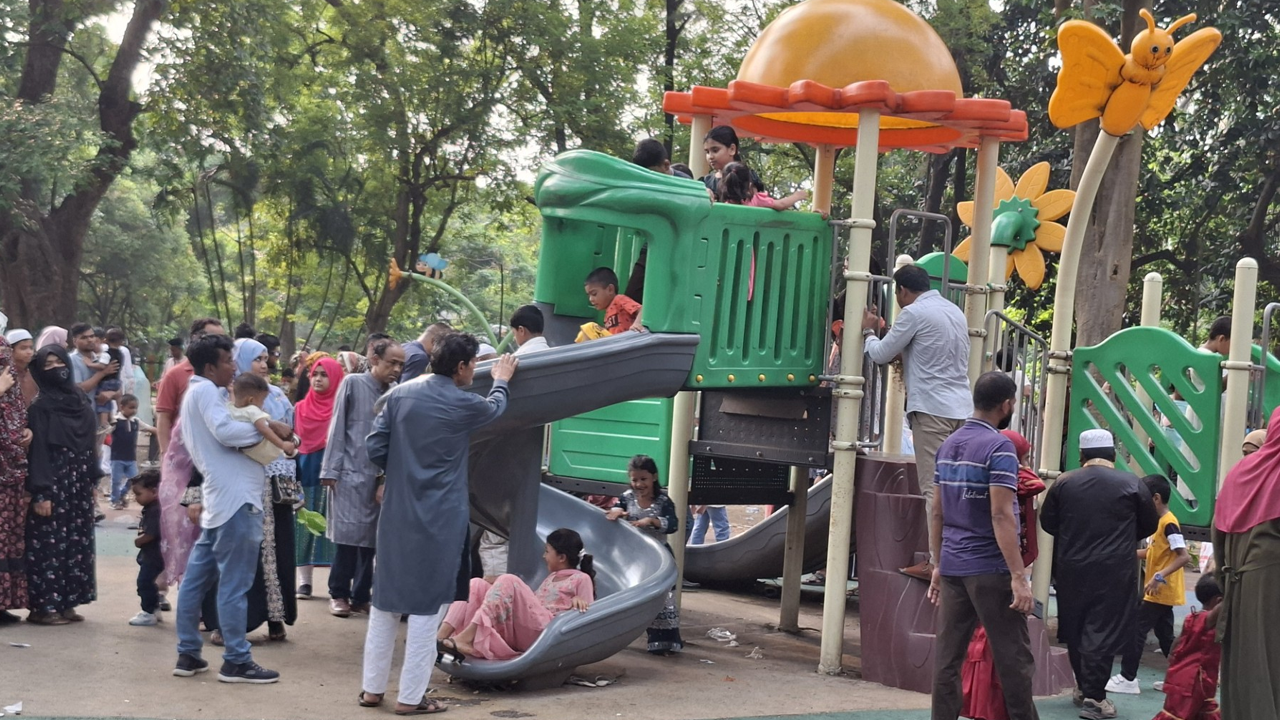 রমনা পার্কের শিশু চত্বরে হৈ-হুল্লোড়, আনন্দে সময় কাটে শিশুদের