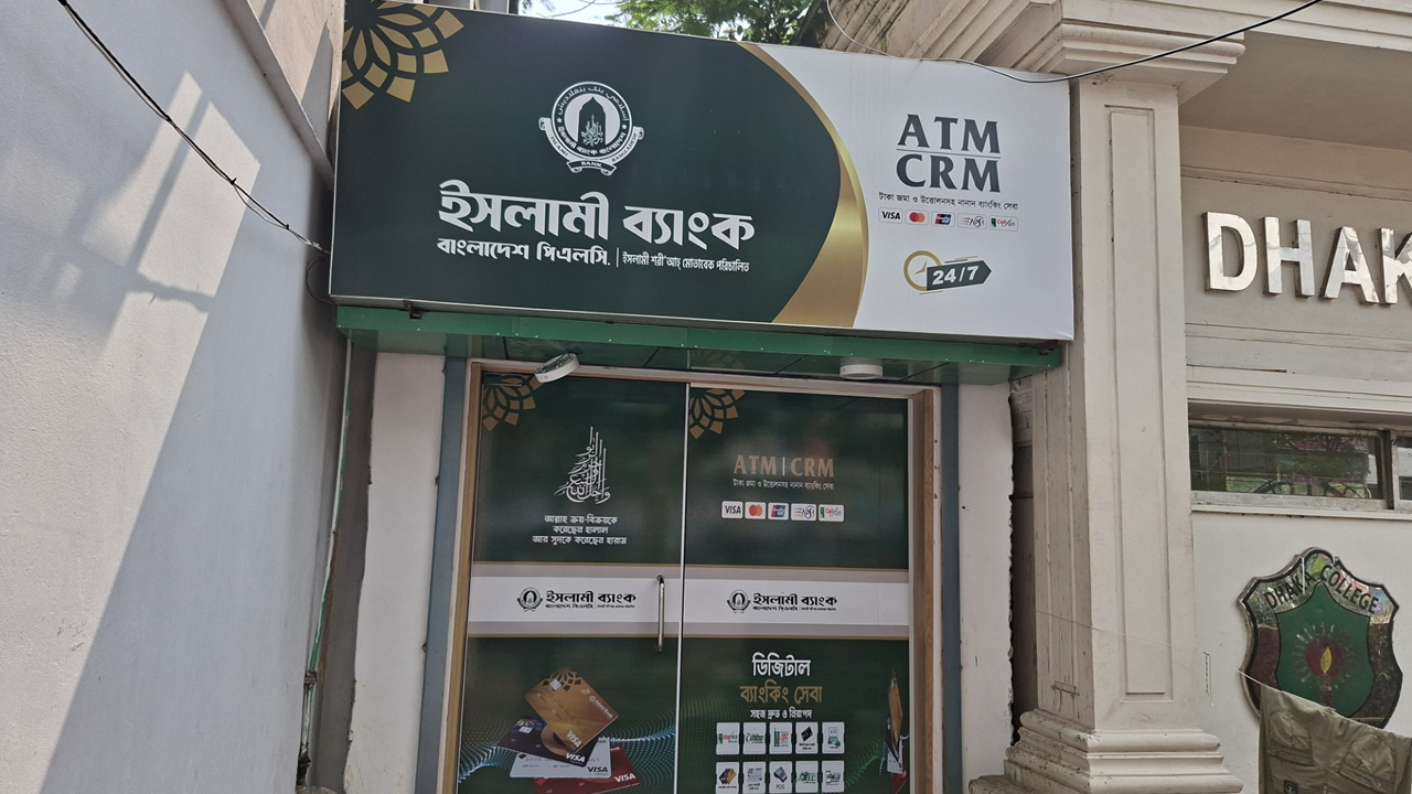 ফাঁকা ঢাকায় টাকার পাহারায় নিরাপত্তাকর্মীরা