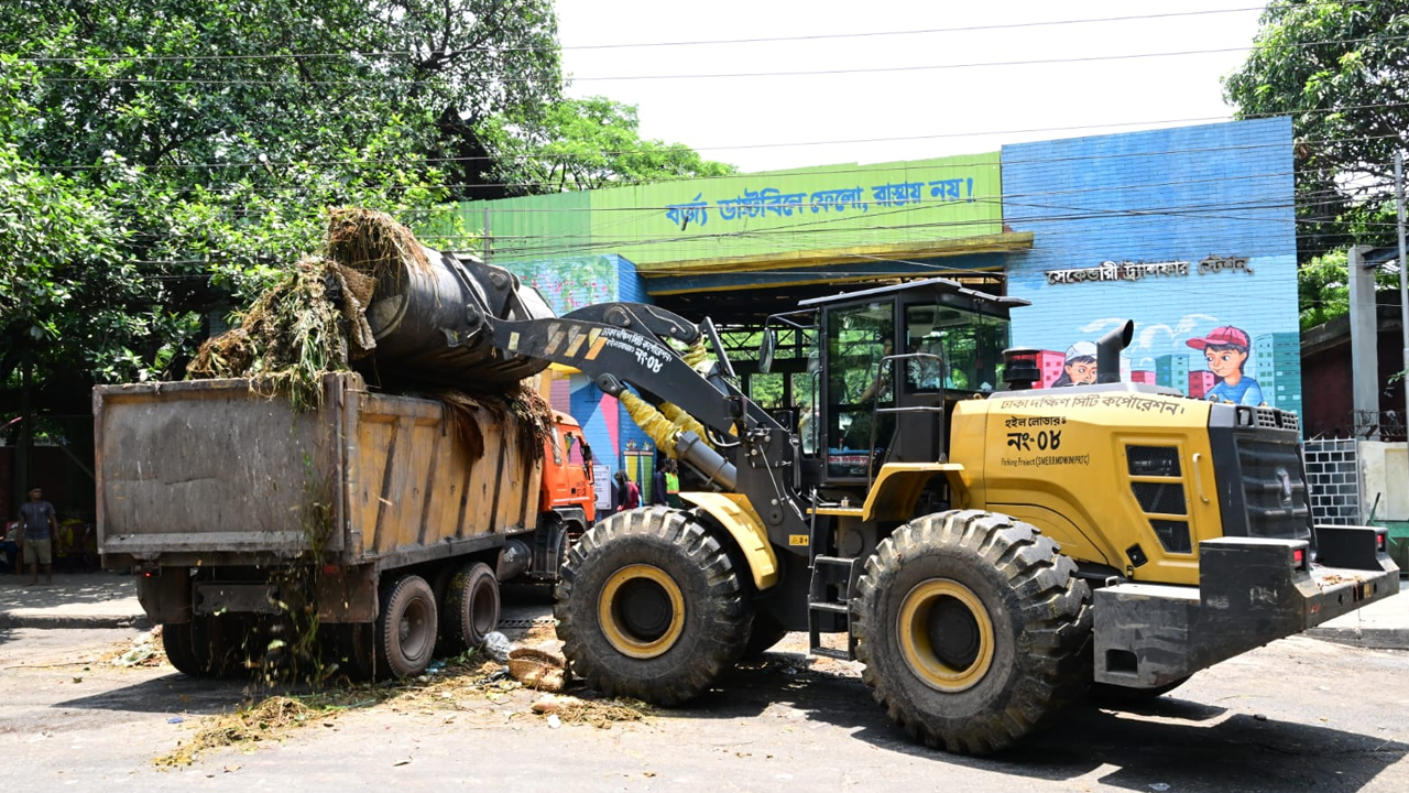 বর্জ্য অপসারণে প্রথম দুই দিনের লক্ষ্য অর্জন করতে পারেনি ডিএসসিসি