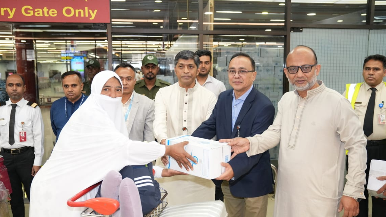 ফিরতি হজ যাত্রীদের অভ্যর্থনা জানালো বিমান 
