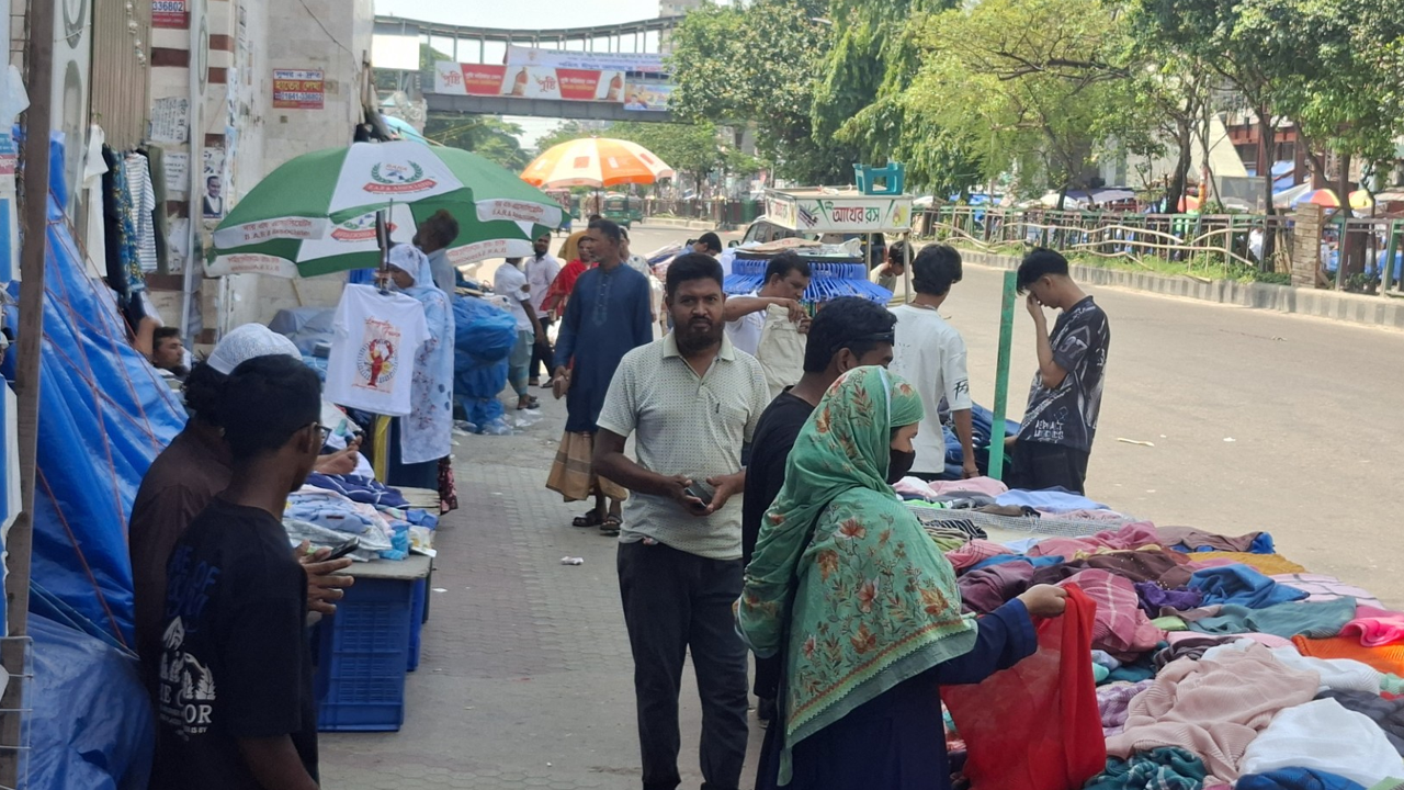 নিউমার্কেটে খুলছে দোকান, নেই ক্রেতা