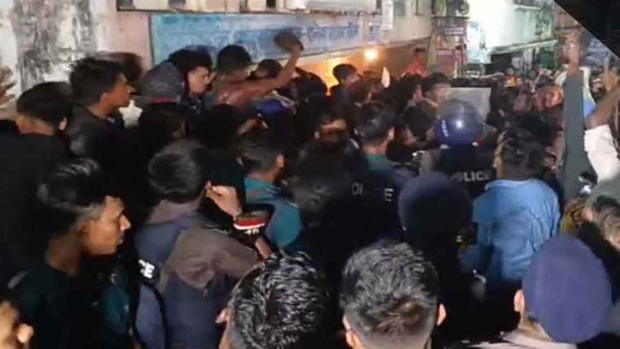 চট্টগ্রামে শিশু ধর্ষণ: ক্ষুব্ধ জনতার সঙ্গে পুলিশের সংঘর্ষ 