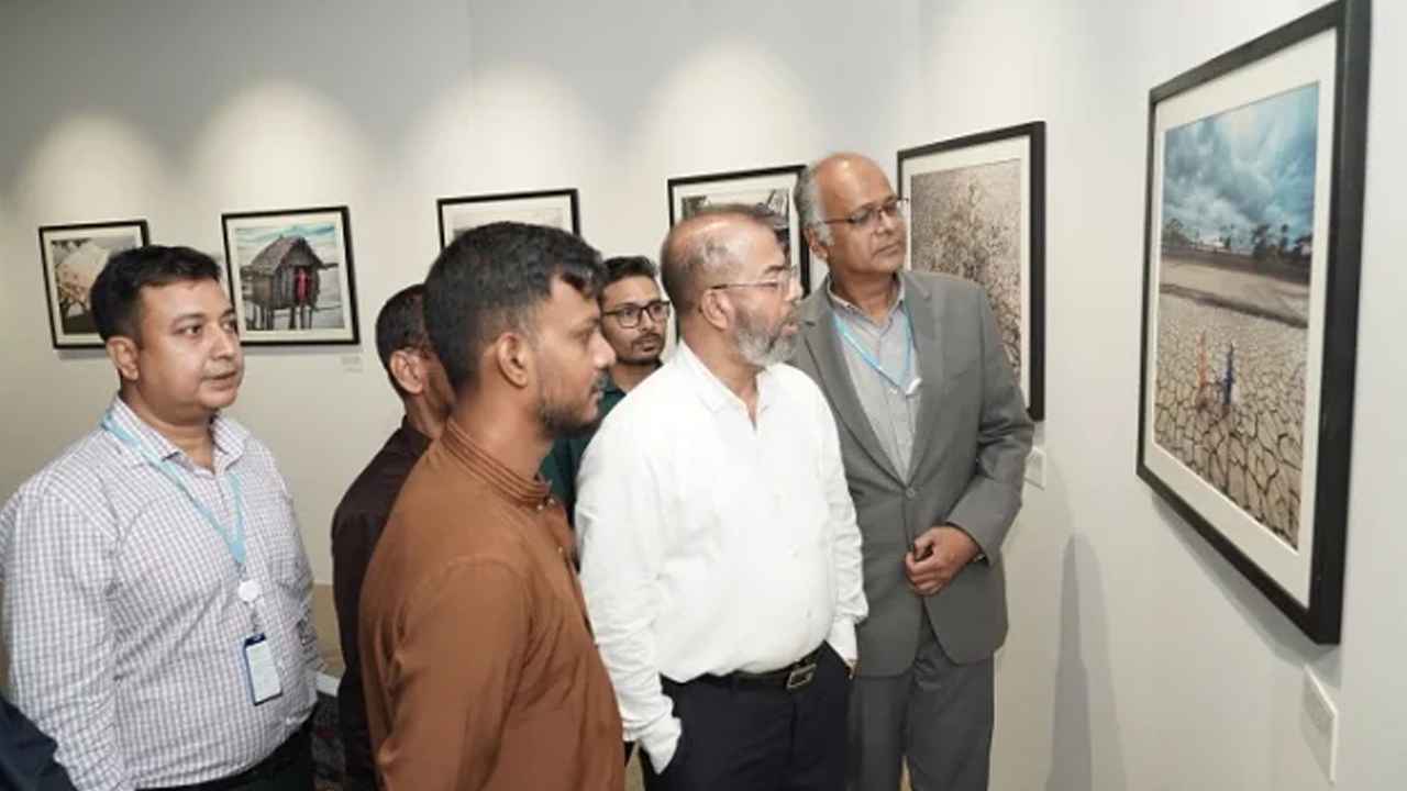 উপকূলীয় নারীদের জীবনসংগ্রাম নিয়ে রাজধানীতে আলোকচিত্র প্রদর্শনী শুরু
