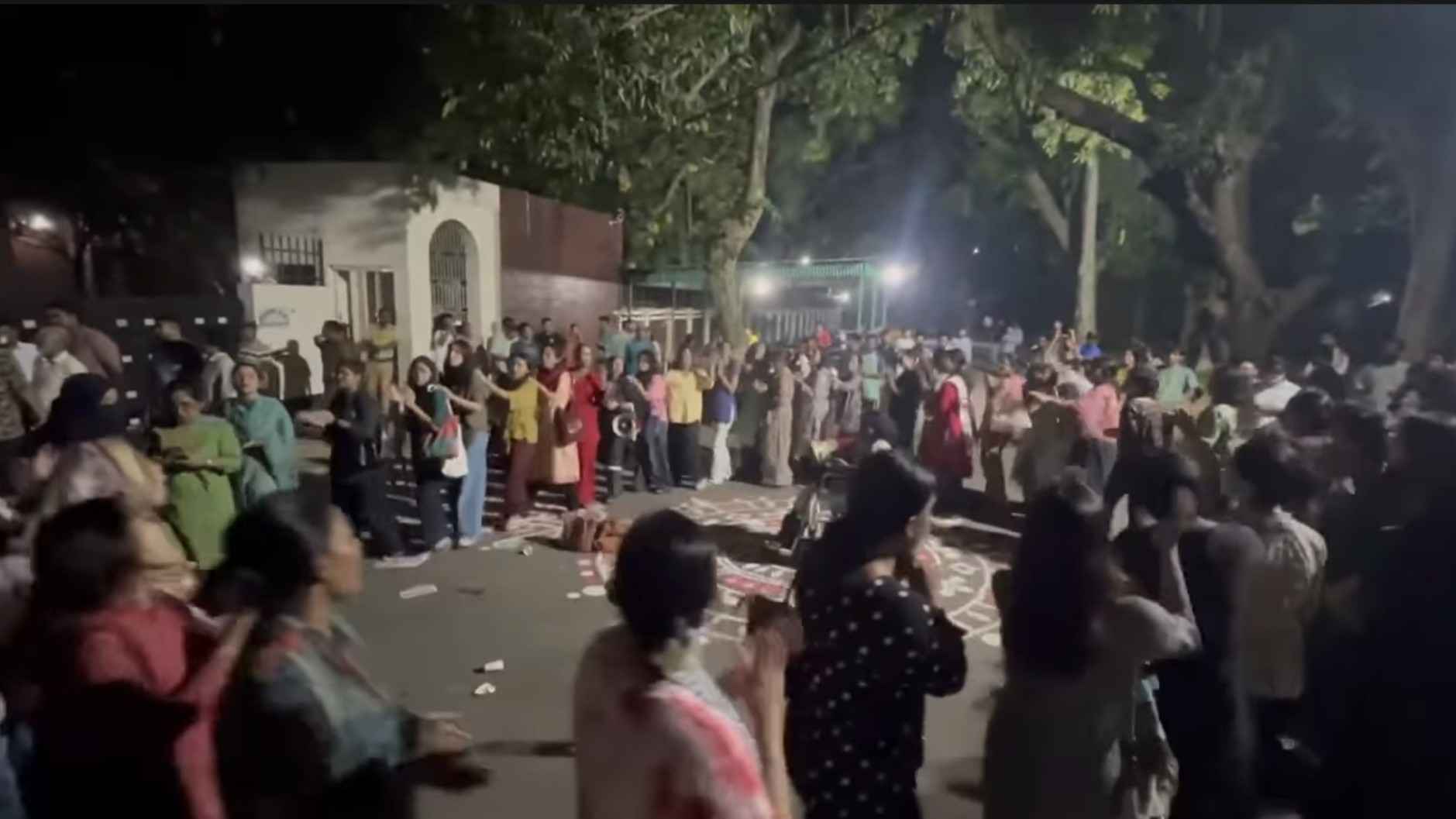 ধর্ষণচেষ্টার ঘটনায় প্রক্টরের পদত্যাগ দাবিতে মধ্যরাতে উত্তাল জাবি