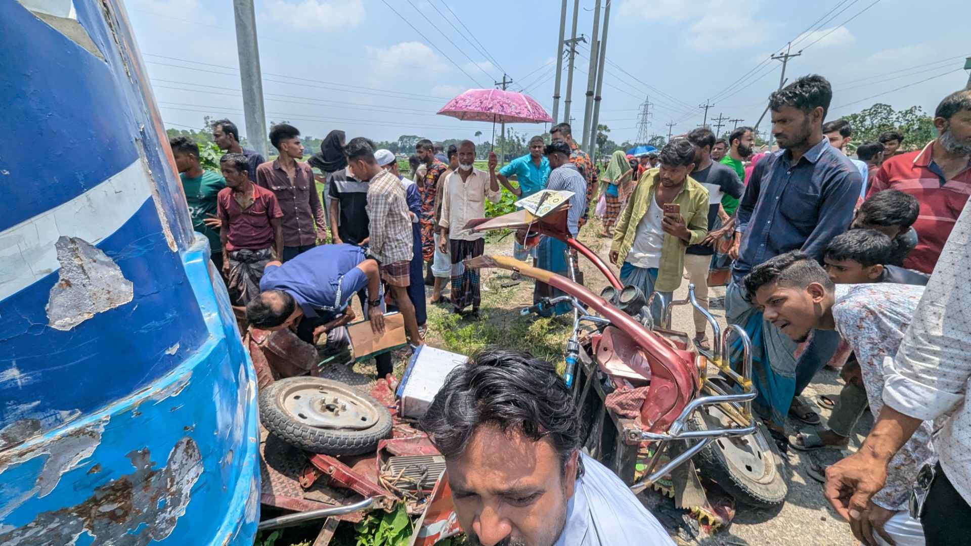 নেত্রকোনায় বাসচাপায় অটোরিকশাযাত্রী মা-মেয়েসহ নিহত ৩, গুরতর আহত ৫