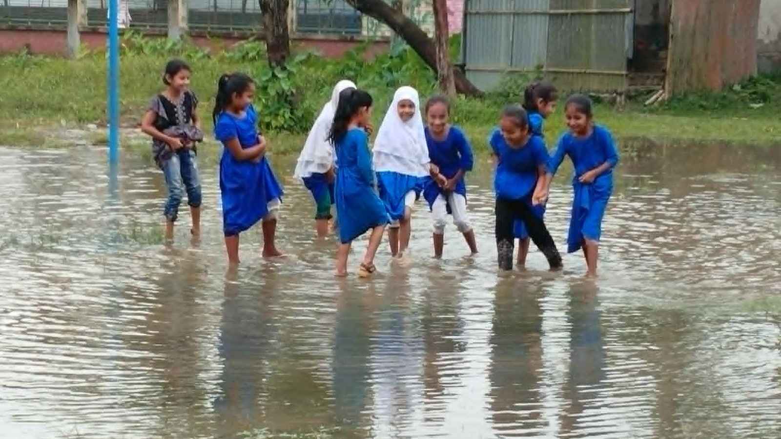 পাশের খাল-পুকুর ভরাট, বৃষ্টি হলেই বিদ্যালয়ের মাঠে হাঁটু পানি