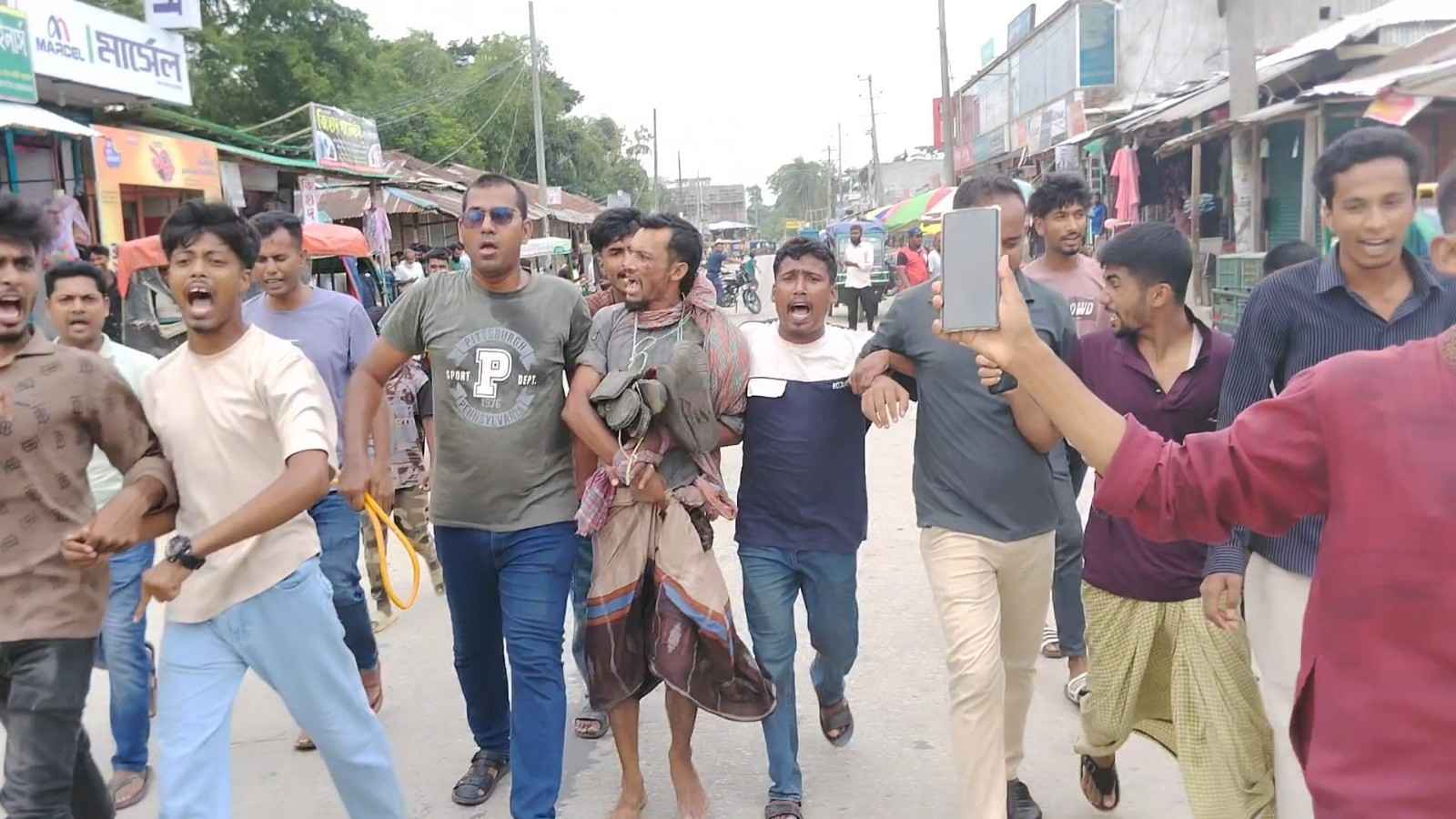 চরফ্যাশনে মাদক কারবারিকে জুতার মালা পরিয়ে থানায় সোপর্দ