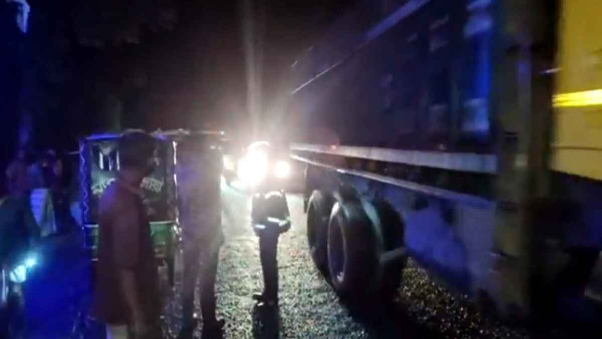 অটোভ্যান থেকে পড়ে ট্রাকের চাপায় নারী নিহত