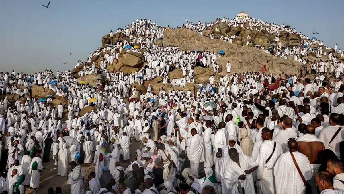 আরাফাতে লাখো কণ্ঠে লাব্বাইক, লাখো হাজির অশ্রুতে ভিজল পুণ্যভূমি 