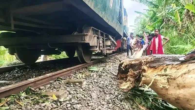 নীলফামারীতে ট্রেনের ইঞ্জিন লাইনচ্যুত, চলাচল বন্ধ