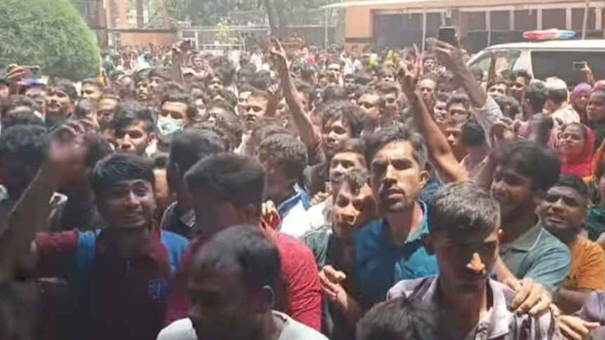 ফতুল্লায় কারখানার ভেতর মিলল কর্মকর্তার ঝুলন্ত লাশ, শ্রমিকদের বিক্ষোভ