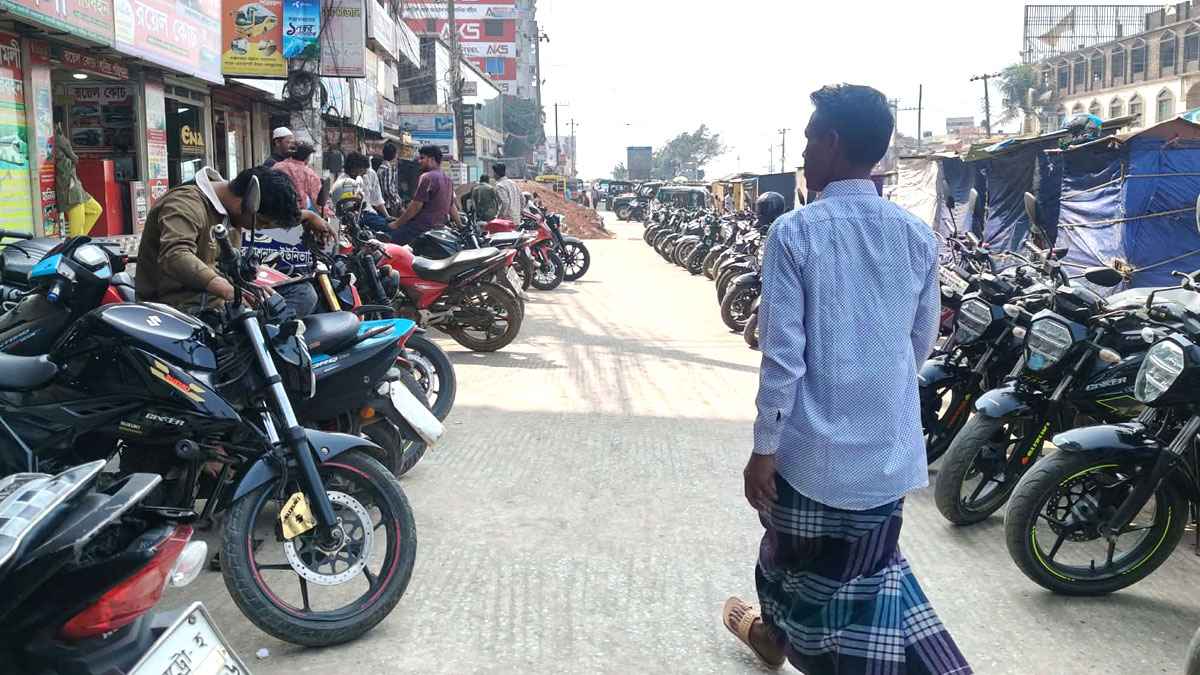 মেরিন ড্রাইভে অবৈধ রেন্ট বাইকের দাপট, বাড়ছে প্রাণহানি
