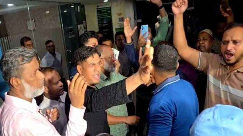 চট্টগ্রামে ক্ষুব্ধ আমানতকারীদের বিক্ষোভ, এক্সিম ব্যাংকে তালা