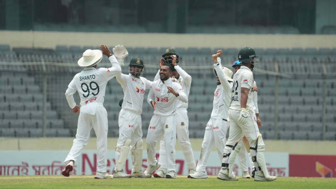 ক্ষণে ক্ষণে বদলে যাচ্ছে ঢাকা টেস্ট, লিড নেওয়ার পথে পাকিস্তান