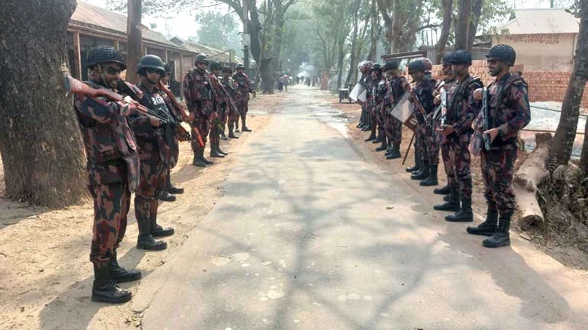 কুড়িগ্রাম সীমান্তে সতর্ক অবস্থানে বিজিবি