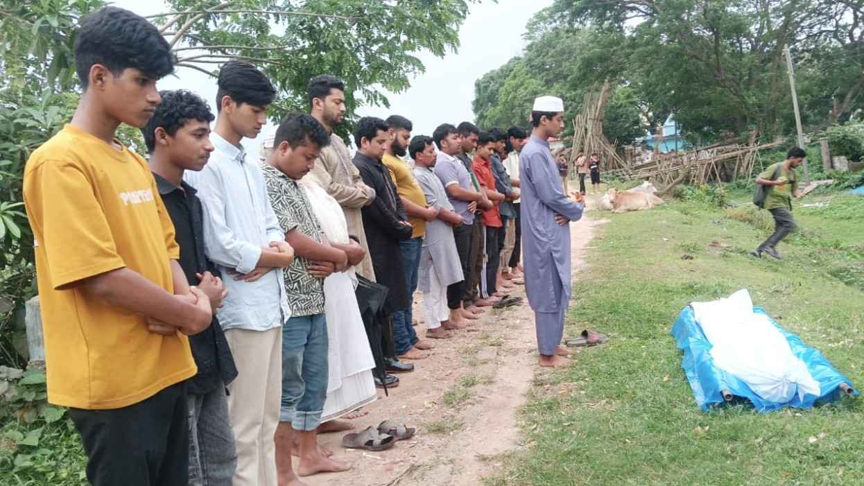পরিচয় মিললেও বেওয়ারিশ হিসেবেই দাফন হল খোকন মিয়ার