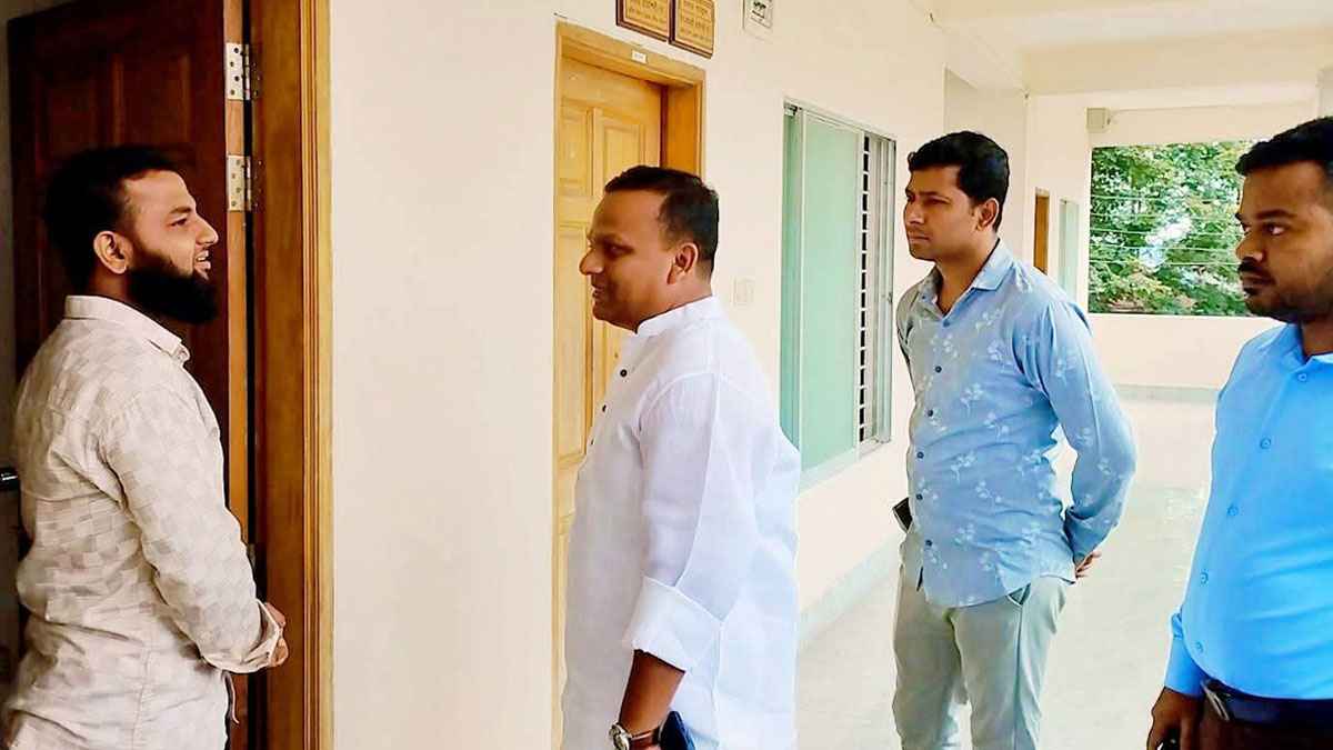 কর্মকর্তা-কর্মচারীদের অনুপস্থিতি দেখে নৌ প্রতিমন্ত্রীর ক্ষোভ