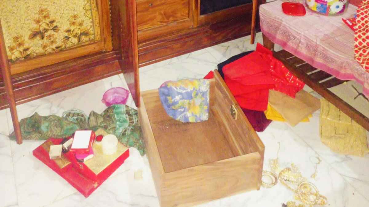 নাটোরে অস্ত্রের মুখে জিম্মি করে ১২ ভরি স্বর্ণ লুট