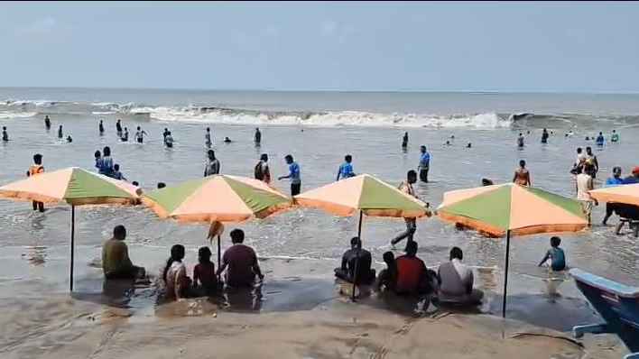 হাজারো পর্যটকের পদচারণায় মুখরিত কুয়াকাটা