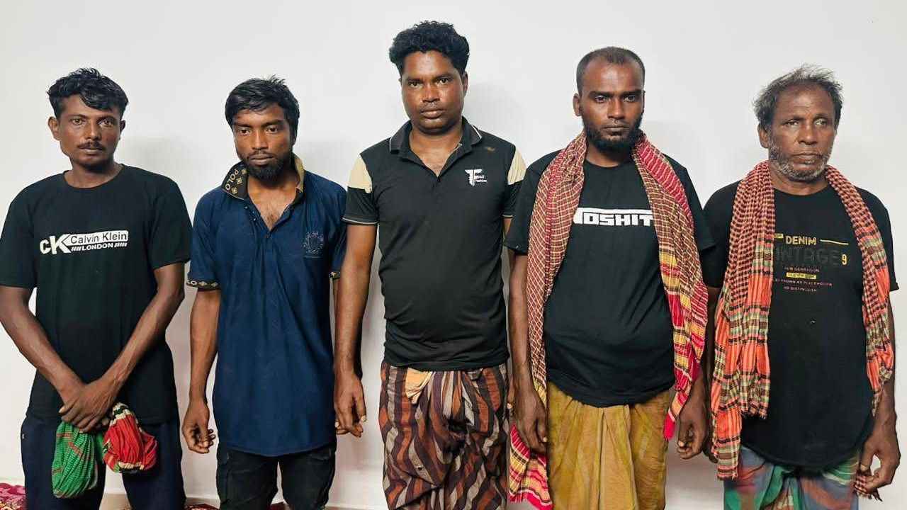 ডাকাত সুমন বাহিনীর প্রধানসহ ৫ সদস্যের আত্মসমর্পণ, অস্ত্র-গোলাবারুদ জমা
