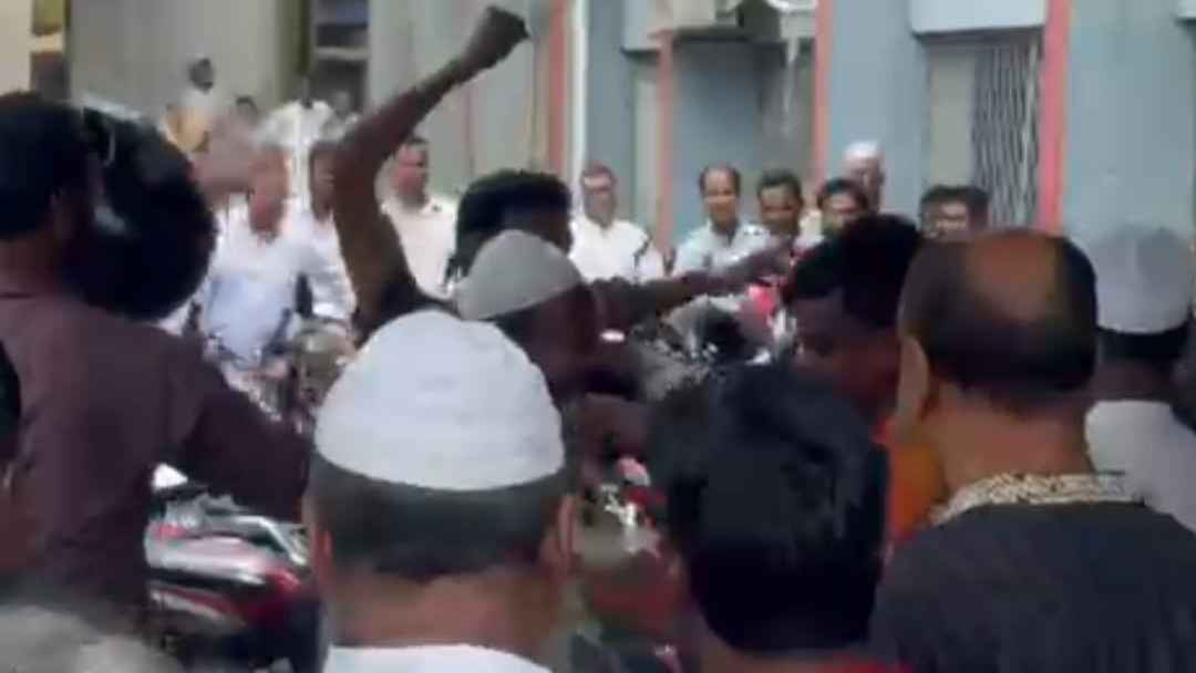 নেত্রকোনায় পশুর হাটের ইজারা নিয়ে বিএনপি-জামায়াতের হাতাহাতি