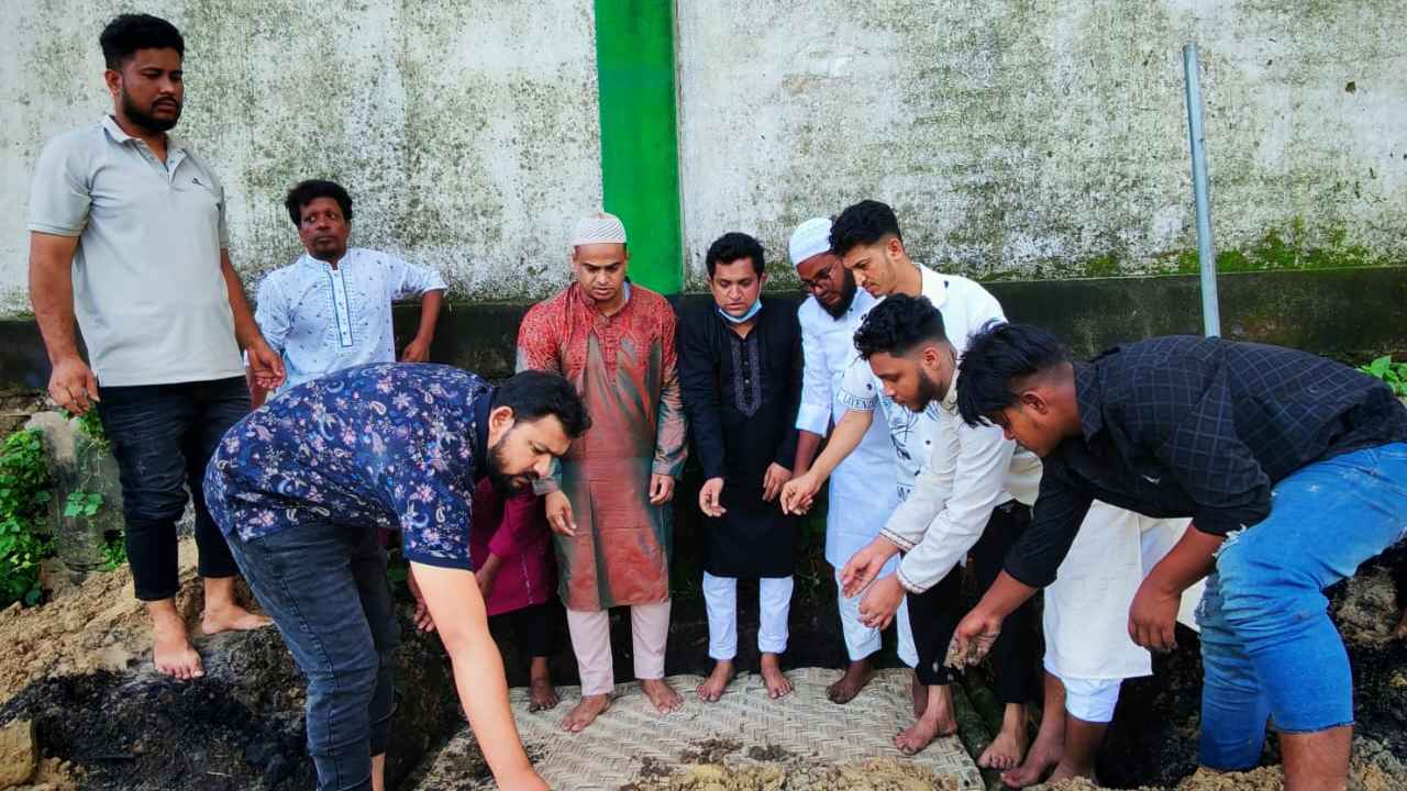 বেওয়ারিশের ওয়ারিশ ‘ব্রাহ্মণবাড়িয়া বাতিঘর’, ঈদের দিনেও ভবঘুরের লাশ দাফন