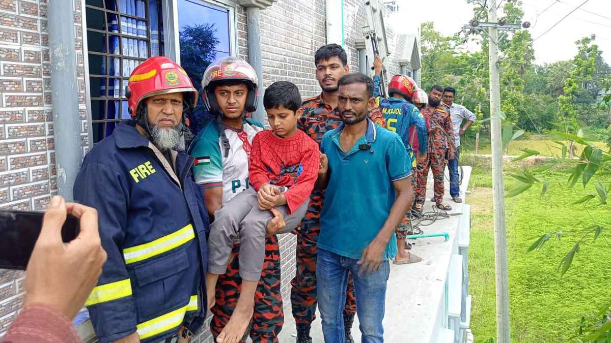 ভেন্টিলেটর দিয়ে পালাতে গিয়ে রেলিংয়ে আটকে গেল মাদরাসাছাত্র