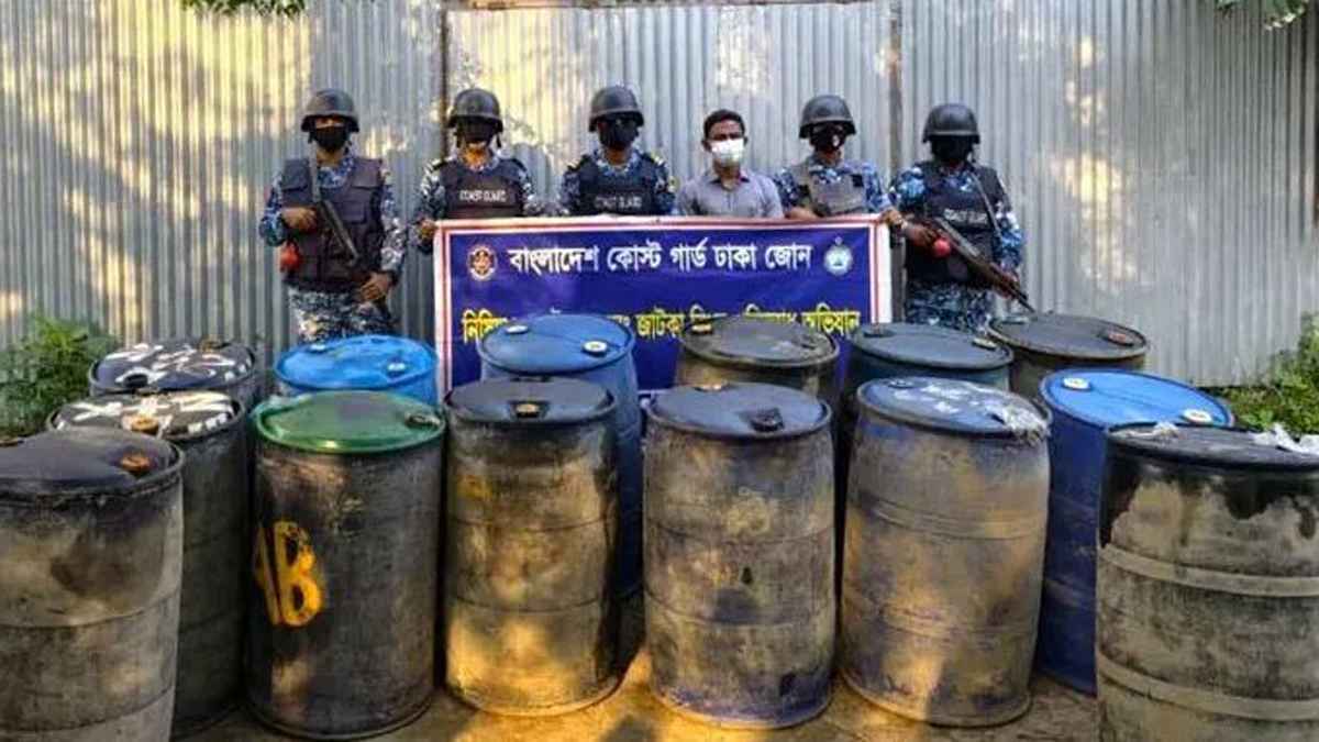 চাঁদপুরে অবৈধভাবে মজুত ২৮০০ লিটার ডিজেল জব্দ, ৪ ব্যবসায়ীকে জরিমানা