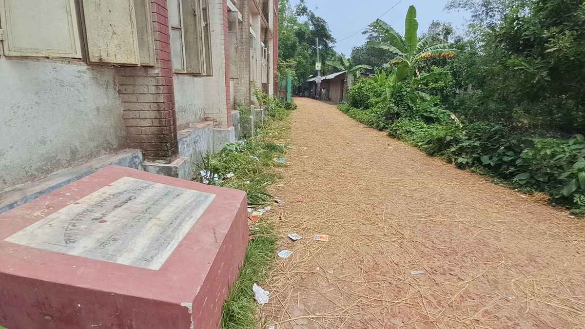 চাঁদপুরে সড়কের কাজ ফেলে ঠিকাদার উধাও, চরম দুর্ভোগে বাসিন্দারা