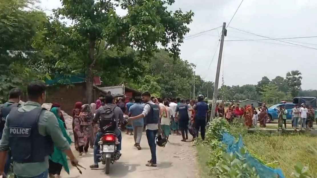 চুয়াডাঙ্গার আলমডাঙ্গায় ইউপি চেয়ারম্যানদের পরিষদে বসা নিয়ে উত্তেজনা