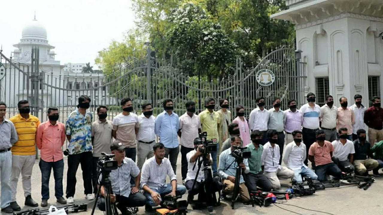 সুপ্রিম কোর্টের এজলাসে প্রবেশে নিষেধাজ্ঞা, সাংবাদিকদের মানববন্ধন