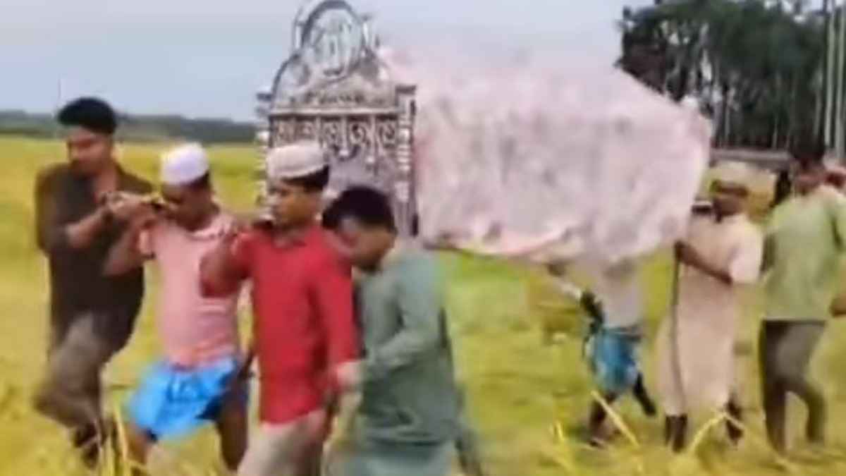 গ্রামীণ সড়ক দখল করে স্থাপনা নির্মাণ, ধানক্ষেত মাড়িয়ে নিতে হলো লাশ