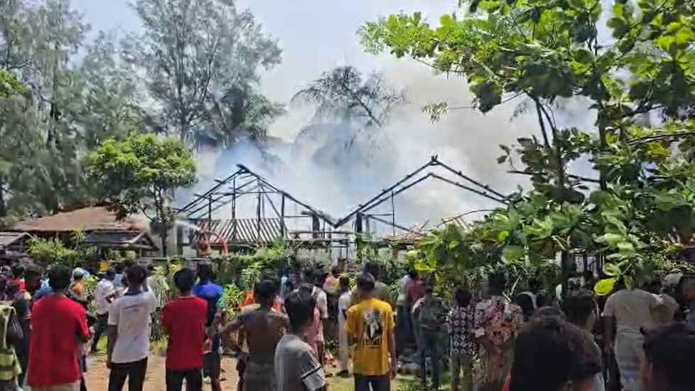 কক্সবাজার সমুদ্রপাড়ে আগুনে ইকো রিসোর্ট পুড়ে ছাই