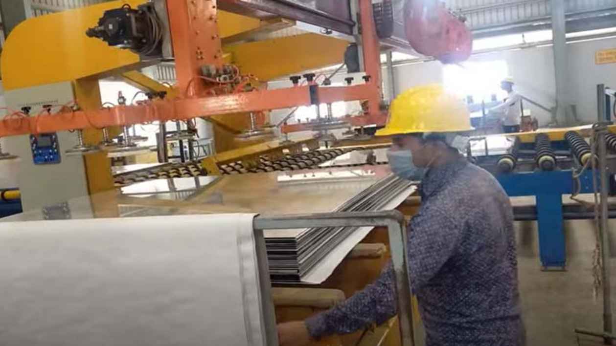 মে দিবসেও থামেনি পিএইচপির কাচ কারখানা