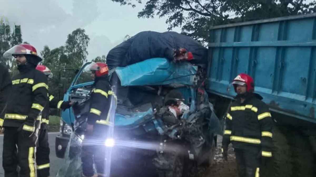 দাঁড়িয়ে থাকা ট্রাকের পেছনে পিঁয়াজবোঝাই ট্রাকের ধাক্কা, নিহত ১