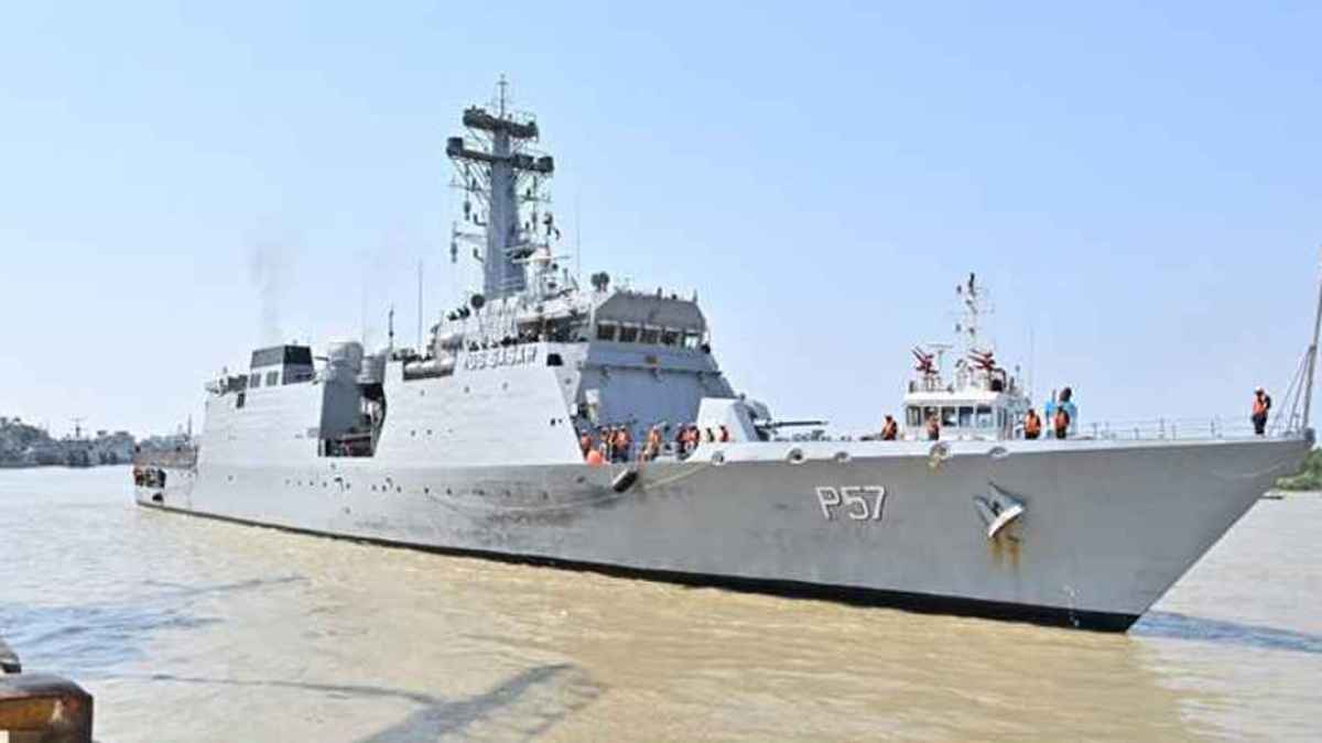ভারতীয় নৌবাহিনীর জাহাজ চট্টগ্রাম বন্দরে