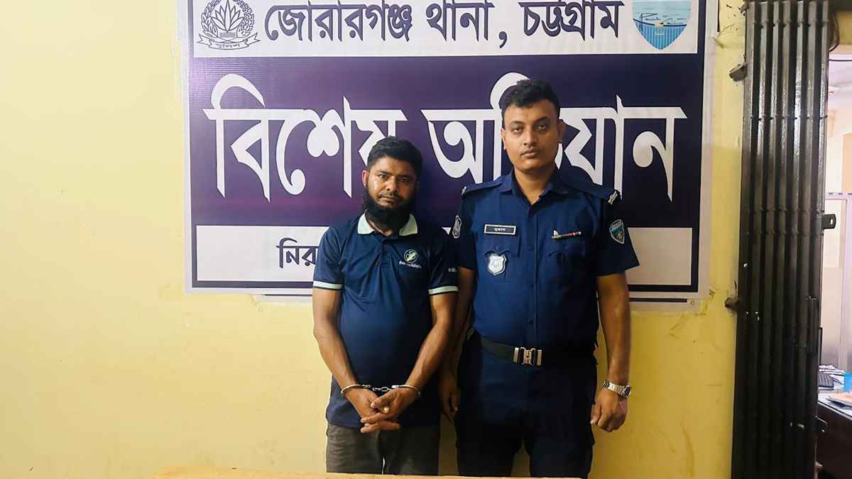 বাসের যাত্রী সেজে পাচার করছিল ইয়াবা, পুলিশের অভিযানে যুবক গ্রেফতার