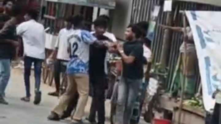 ইভটিজিংয়ের প্রতিবাদ করায় ছাত্রীর চাচাসহ ৪ জনকে কুপিয়ে জখম