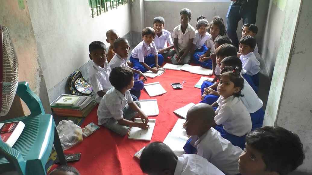 সিরাজগঞ্জে শ্রেণি সংকট, অফিস কক্ষ ও বারান্দার মেঝেতে পাঠদান