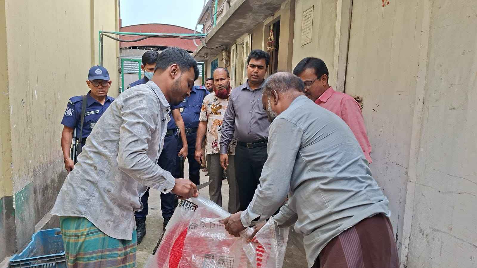 অন্যের নামে চালের বস্তা বাজারজাত, ব্যবসায়ীকে জরিমানা