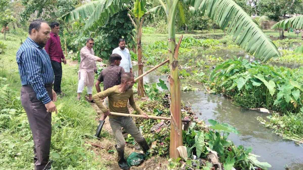 জলাবদ্ধতা নিরসনে ড্রেন পরিষ্কারে নেমেছে শায়েস্তাগঞ্জ পৌর কর্তৃপক্ষ