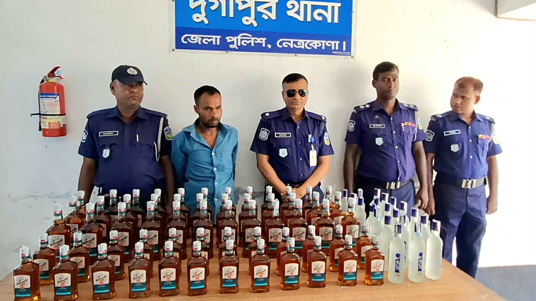 দুর্গাপুরে ভারতীয় মদসহ যুবক আটক