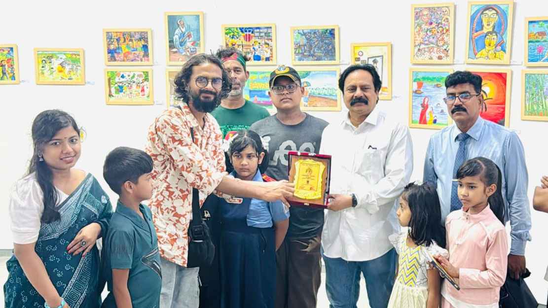 জয়নুল গ্যালারিতে দোলন আর্ট এক্সিবিশনের উদ্বোধন